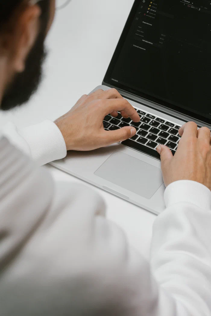Zwei Personen bei der Arbeit an Netzwerktechnik