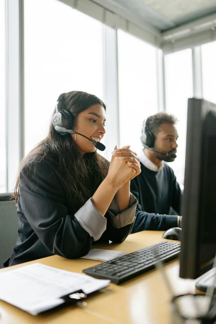 Supportmitarbeiter mit Headset am Schreibtisch